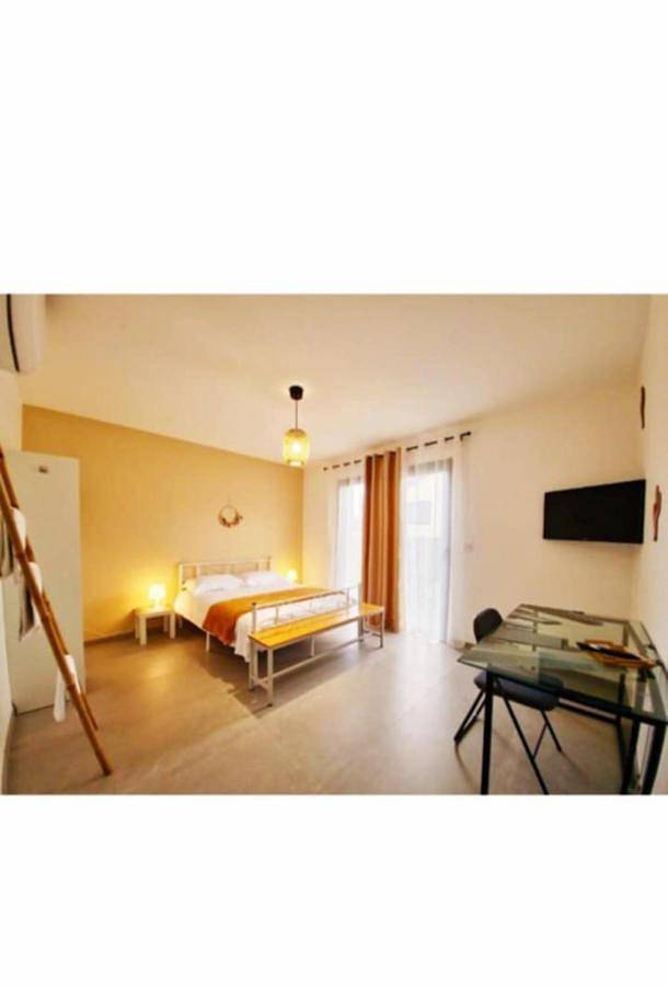 Location de vacances pour 12 personnes, avec vue ainsi que balcon et piscine à Vénissieux - 4