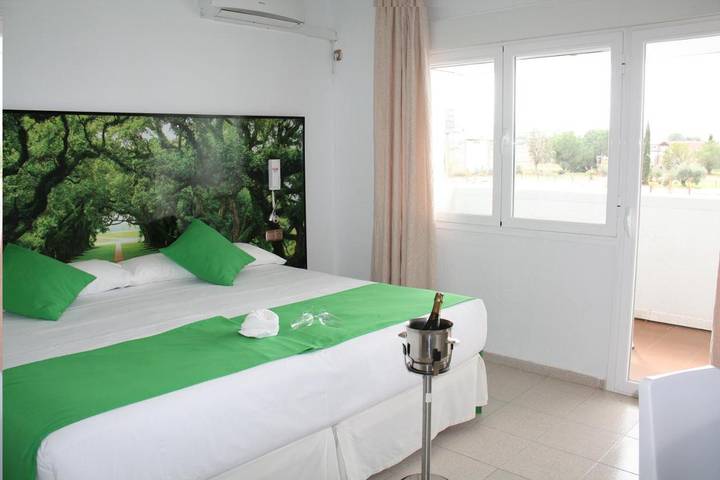Hotel para 3 personas, con vistas además de piscina y jardín, Se admiten mascotas - 1