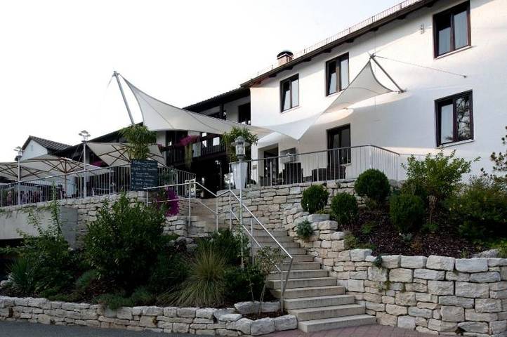 Hotel, mit Terrasse und Ausblick in Ebersberg