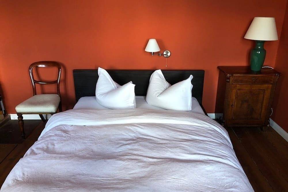 Ganze Wohnung, Romantischer Landbahnhof 1. Og, mit Gartensauna in Schwarz, Mecklenburgische Seenplatte