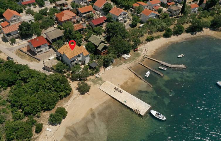 Ferienwohnung für 4 Personen, mit Terrasse und Seeblick in Obrovac