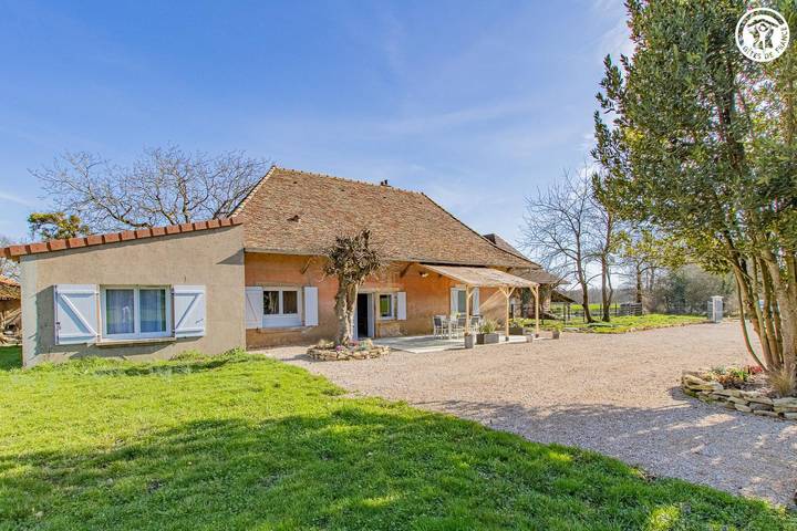 Gîte pour 6 personnes, avec terrasse et jardin à Saint-Vincent-en-Bresse