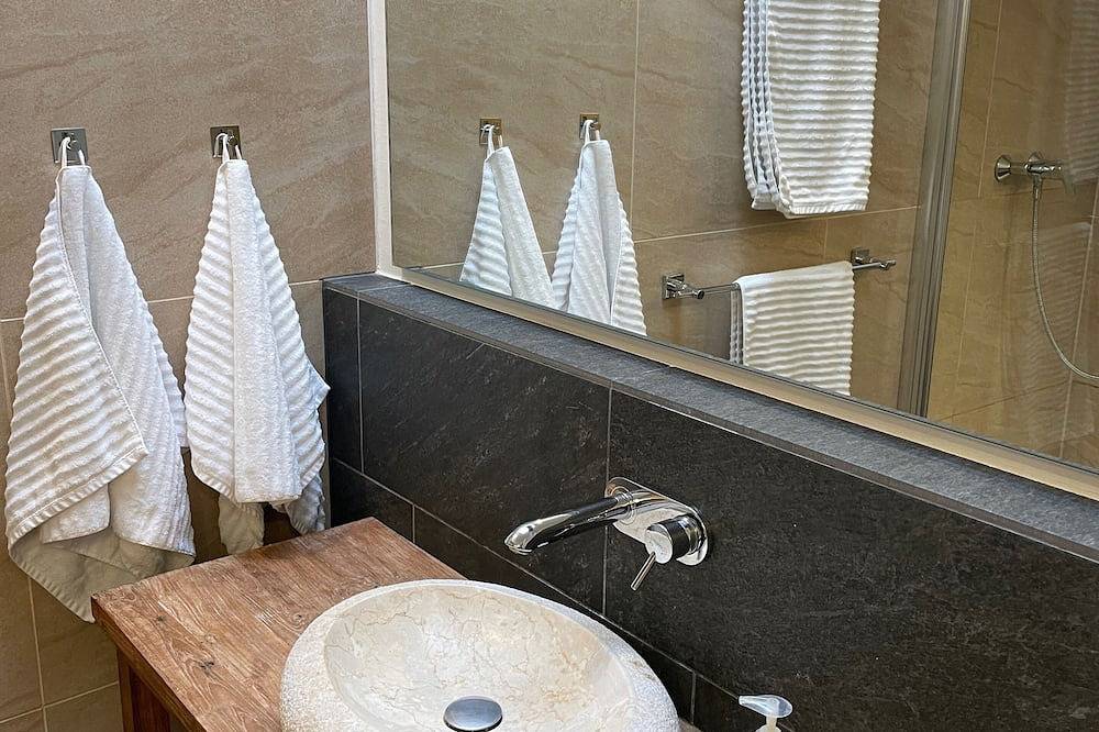 Entire apartment, Vacations in the Rheingau Monument near the beach - Hotel Schwan (with charging station) in Walluf, Rheingau-Taunus-Kreis