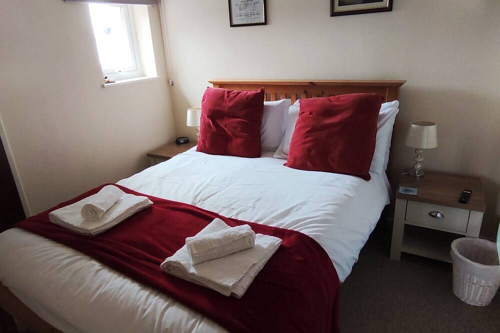 Cosy and comfortable Riverside Cottage in Wroxham, the Gateway to the Broads in Wroxham, The Broads