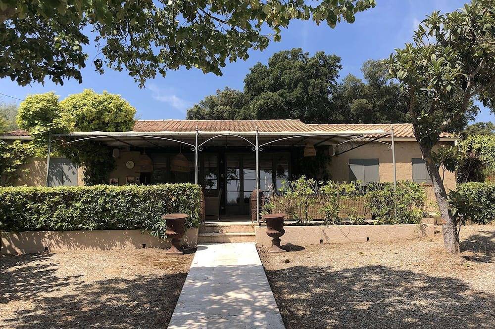 Provençal charm and serenity in the Saint-Tropez countryside in La Môle, Draguignan region