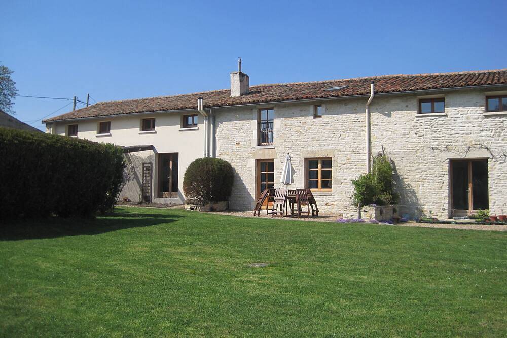 Magnifiquement convertie Grange & Gites de vacances avec piscine d'été et jardin in Crézières, Région de Niort
