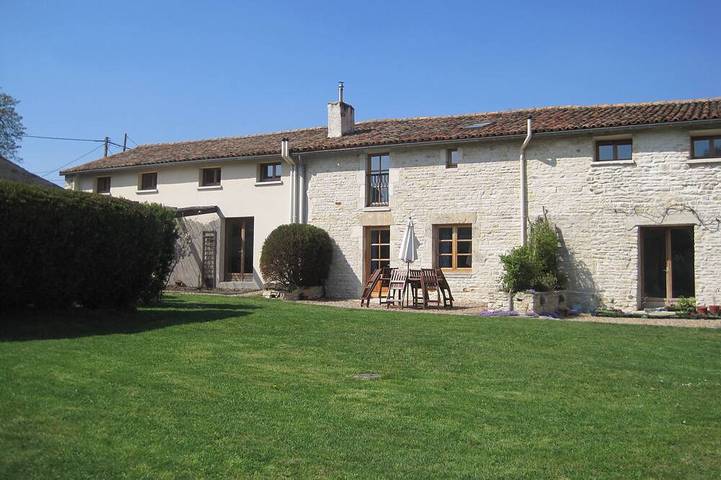 Gîte pour 6 personnes, avec Terrasse ainsi que Jardin et Piscine