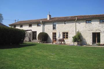 Gîte pour 6 personnes, avec jardin et piscine à Crézières
