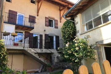 Gîte pour 12 personnes, avec terrasse à Pruzilly