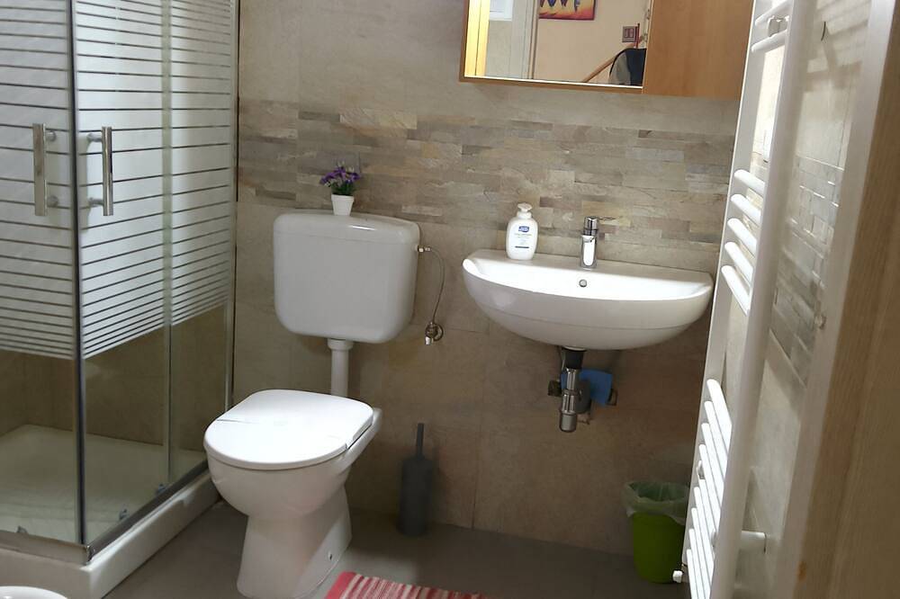 Ganze Wohnung, Fewo Luino Loft: Historisches Design, 100m zum See & Ruheoase. in Luino, Comune di Luino