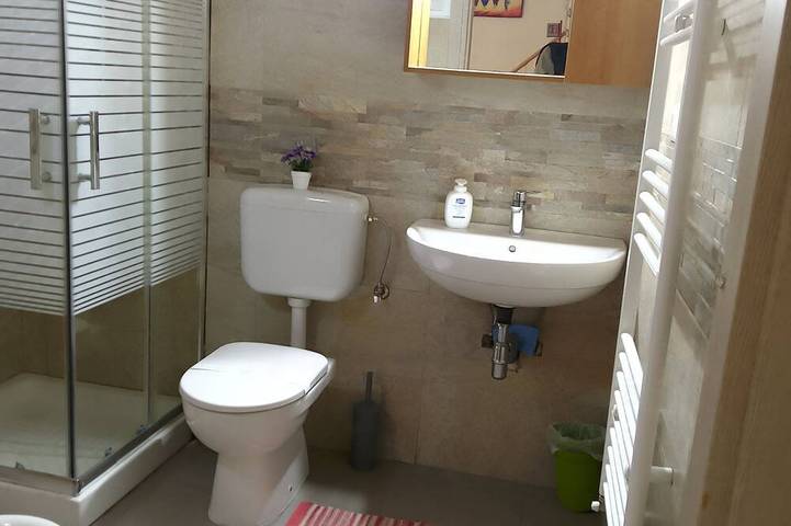 Ganze Wohnung, FeWo Luino Loft: Historisches Design, 100m zum See & Ruheoase. in Luino, Comune di Luino