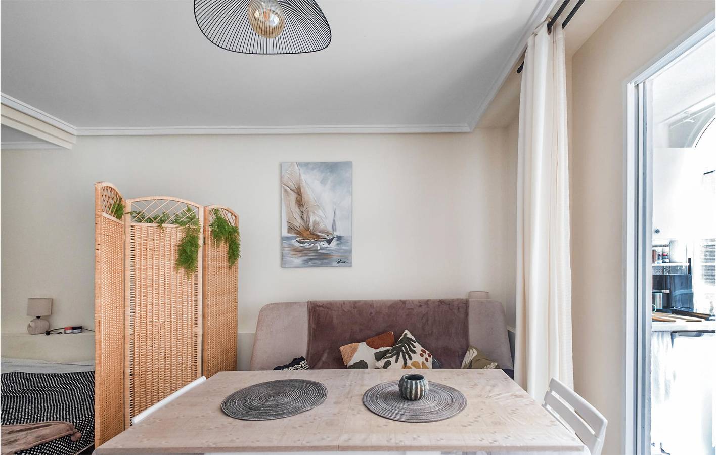 Entire holiday apartment, Beachside Apartment with AC & Terrace in Torrevieja Centre, Torrevieja