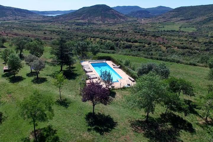 Gîte pour 4 personnes, avec piscine et vue sur le lac ainsi que jardin et vue à Le Puech