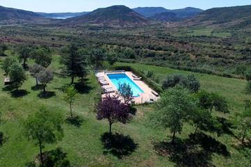 Gîte pour 4 personnes, avec piscine et vue sur le lac ainsi que jardin et vue à Le Puech
