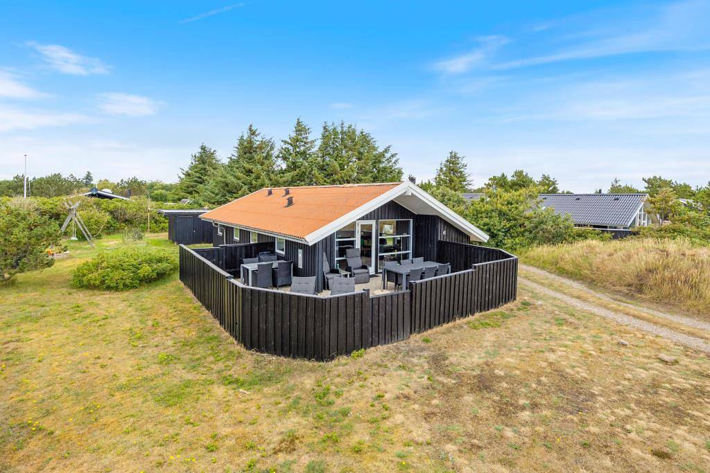 Well-maintained holiday home with sauna and enclosed terrace in Bjerregård, Holmsland Klit