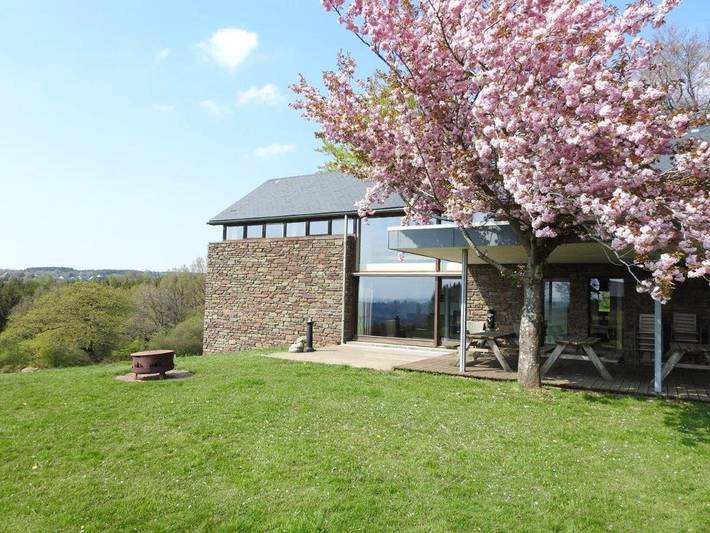 Location de vacances pour 28 personnes, avec Balcon et Jacuzzi ainsi que Terrasse et Jardin dans Xhoffraix