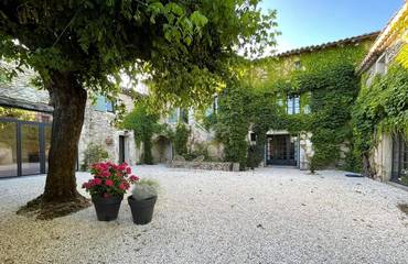 Gîte pour 8 personnes, avec terrasse ainsi que piscine et jardin à La Bâtie-Rolland