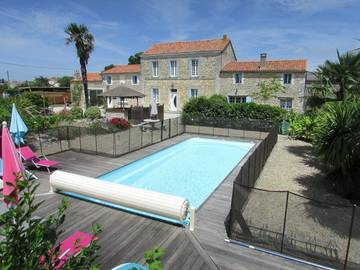 Gîte pour 8 personnes, avec terrasse ainsi que piscine et jardin, animaux acceptés à Le Gua