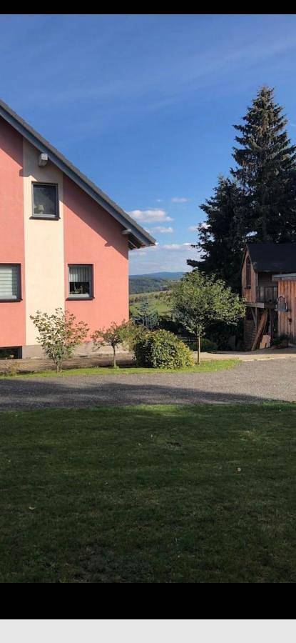 Ferienwohnung für 2 Personen, mit Terrasse und Garten sowie Ausblick in Lauter-Bernsbach