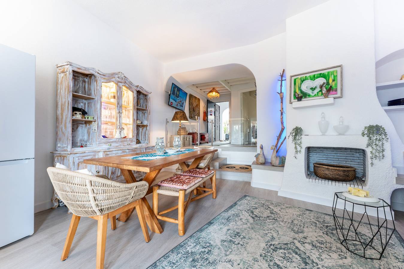 Entire apartment, Apartment 'Beautiful Frontline' with Shared Pool, Wi-Fi, and Air Conditioning in Playa Cabopino, Marbella
