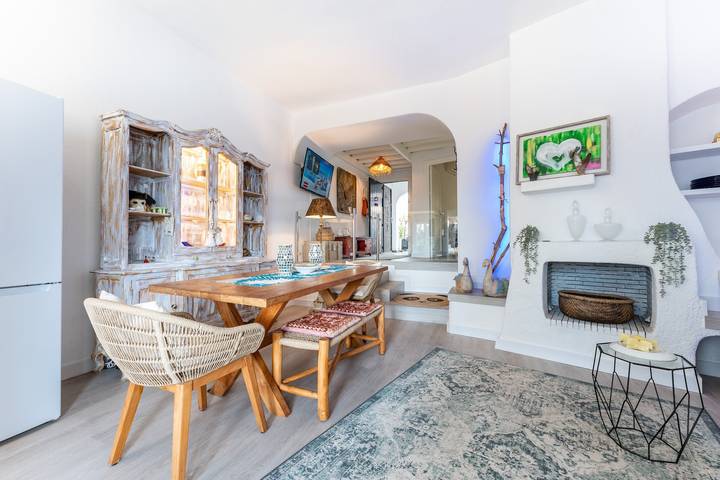Entire apartment, Apartment 'Beautiful Frontline' with Shared Pool, Wi-Fi, and Air Conditioning in Playa Cabopino, Marbella