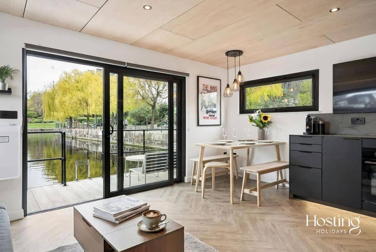 The Nautilus - Luxury 2-Bed Floating Home in Tower Hamlets, London