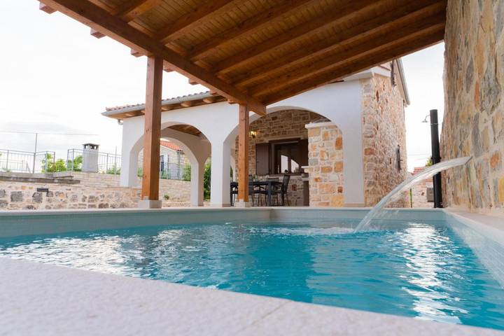 Villa pour 6 personnes, avec jardin ainsi que vue et piscine, animaux acceptés dans Šolta