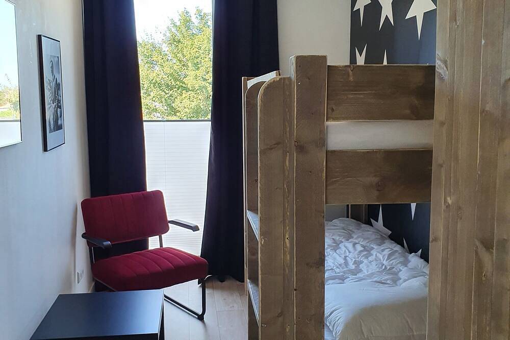 Vacation home on the water with boat, airco, sauna, bike, Sup and Bbq in Heeg, IJsselmeer