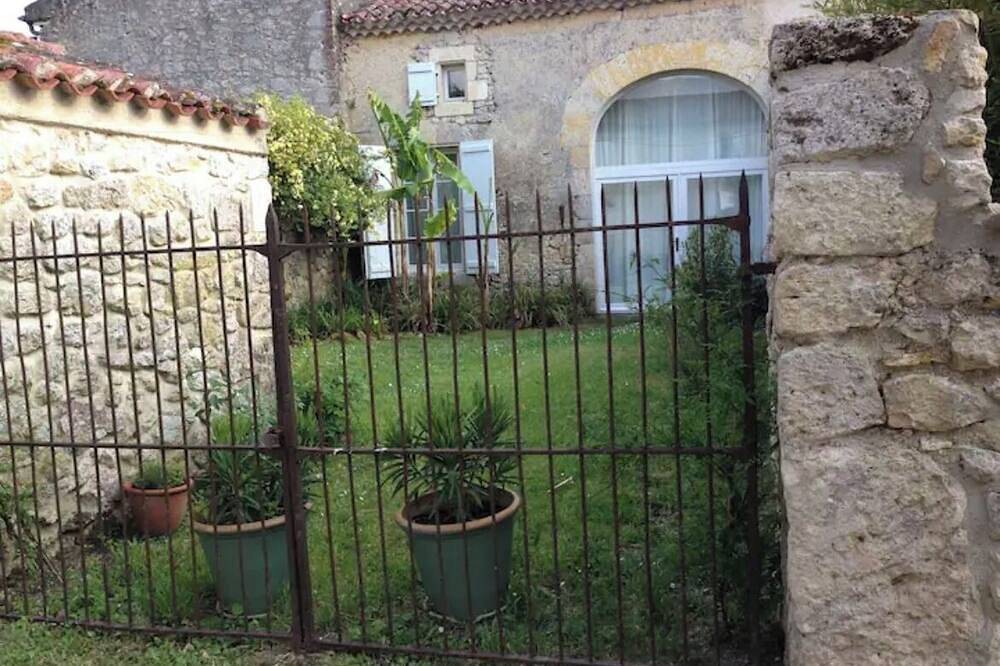 Charming stone house in the most beautiful town in the Gers in Larressingle, Gers
