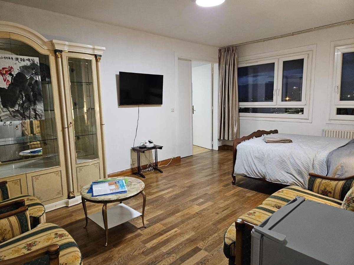 Chambres lumineuses avec vue sur Paris Montmartre in Paris, Ile de France