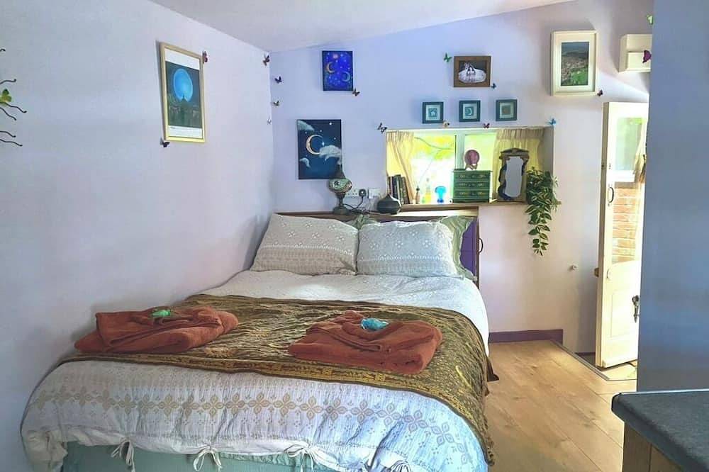 Private whimsical cabin in centre of Glastonbury with secluded fairy garden in Glastonbury, Somerset