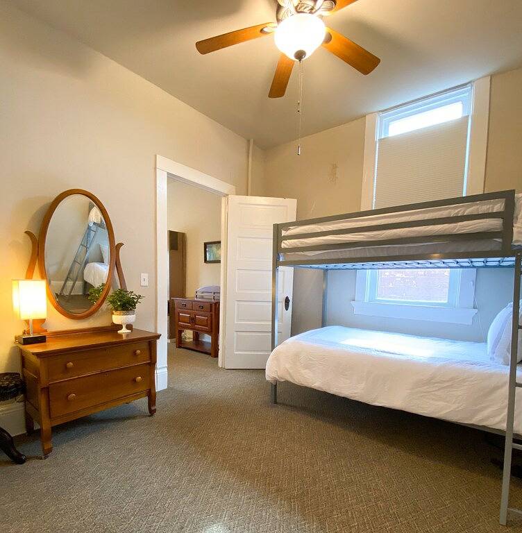 Ganze Wohnung, Luxury Retreat in Prime Downtown Spring Green Location in Sauk County