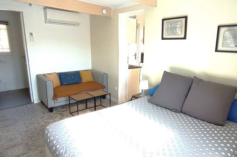 Studio avec cuisine, Wc/douche et chambre/salon de 25m2, pour 2 personnes in Mimet, Côte méditerranéenne (France)