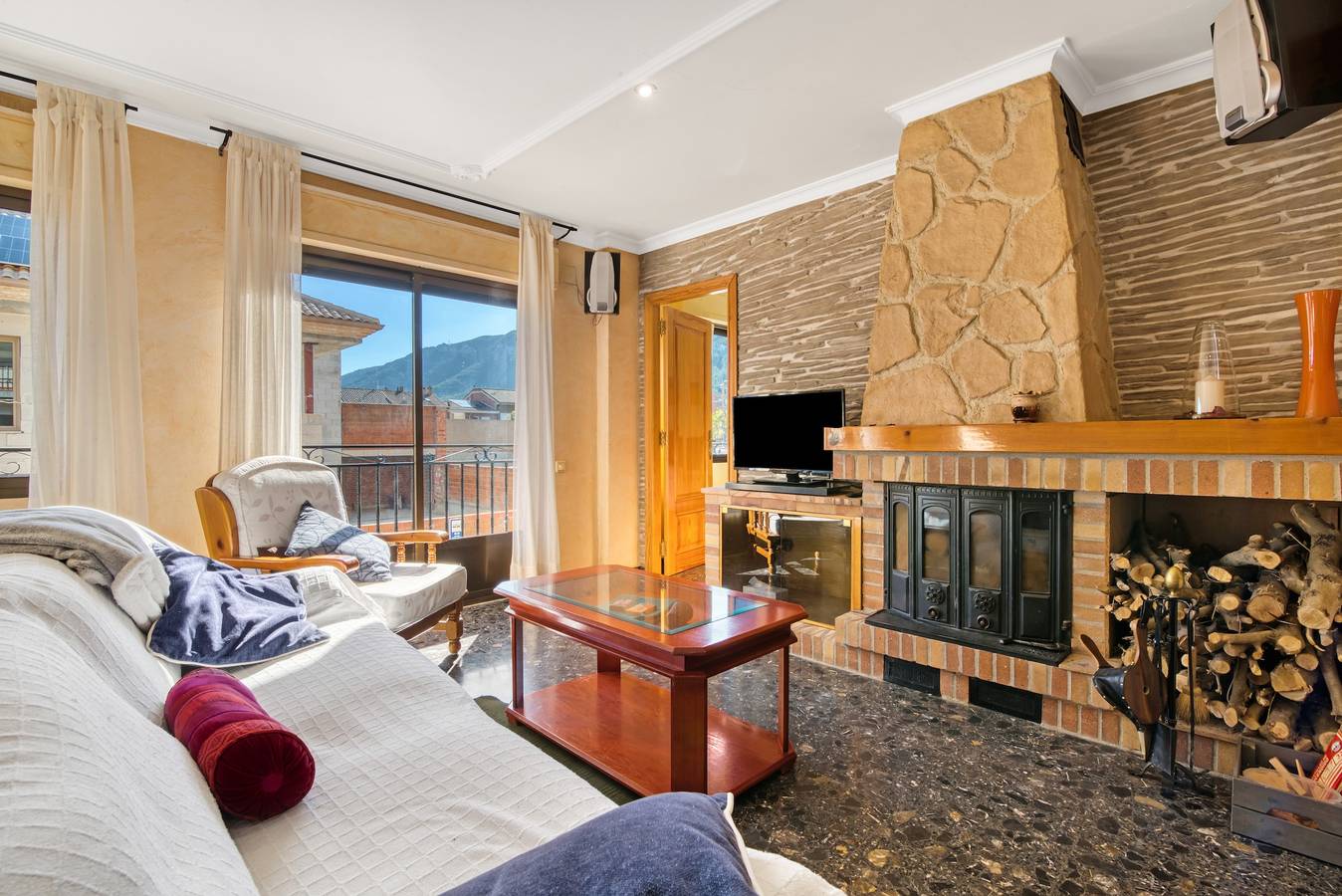 Apartamento entero, Apartamento 'Cal Guerrer' con vistas a la montaña, Wi-Fi y aire acondicionado in Mogente, Provincia de Valencia