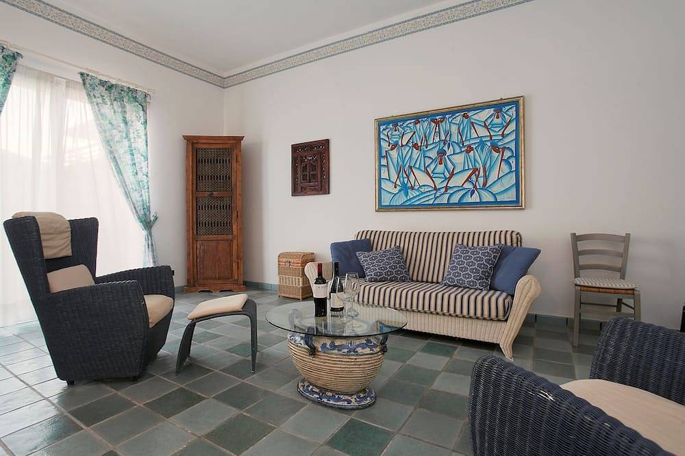 Geheel appartement, Licht appartement met uitzicht op het strand en directe toegang tot de zee in Marina di Ragusa, Provincie Ragusa
