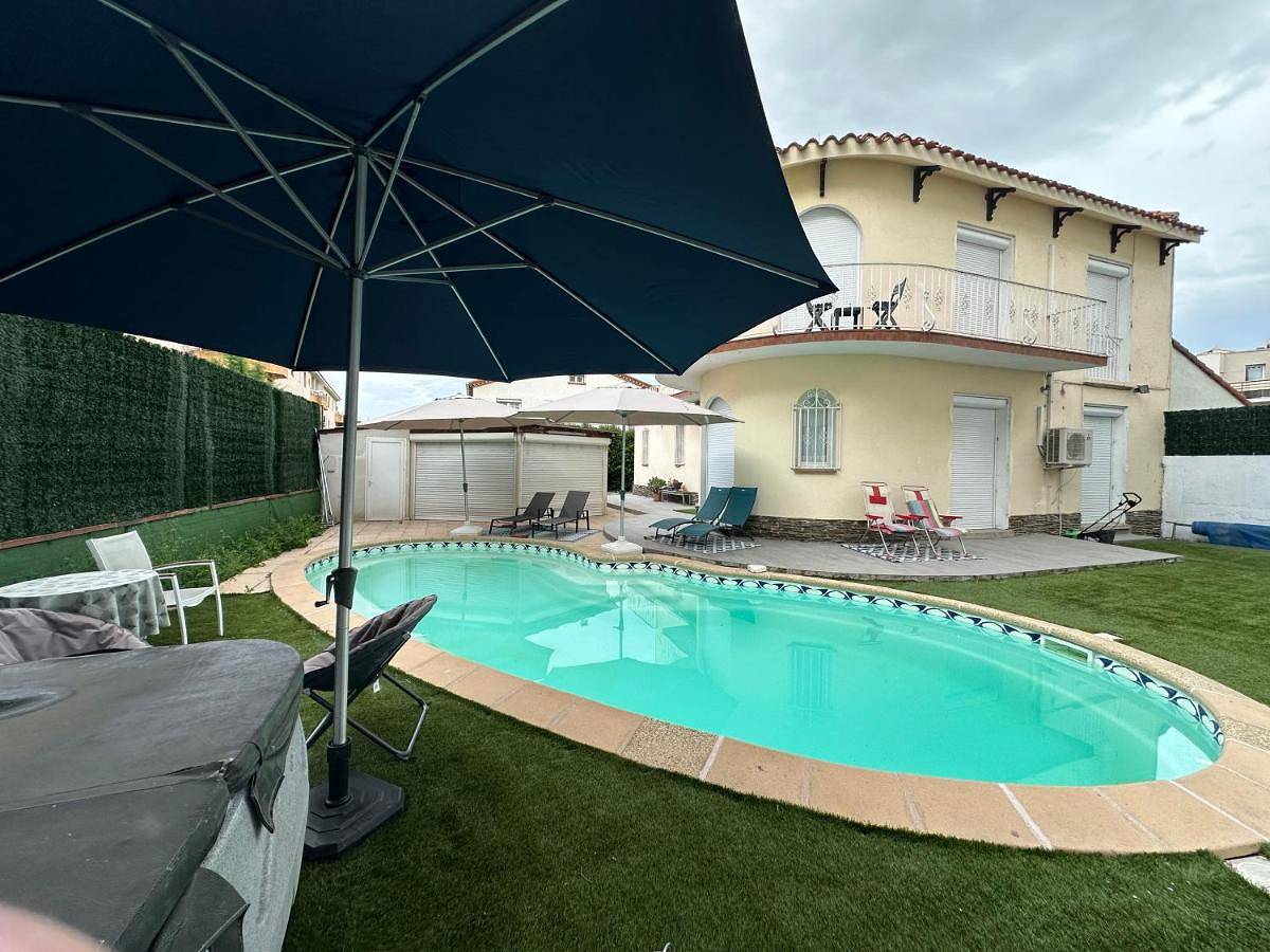 Jolie Villa piscine climatisé 8 pers proche centre-ville Perpignan in Perpignan, Mittelmeerküste (Frankreich)