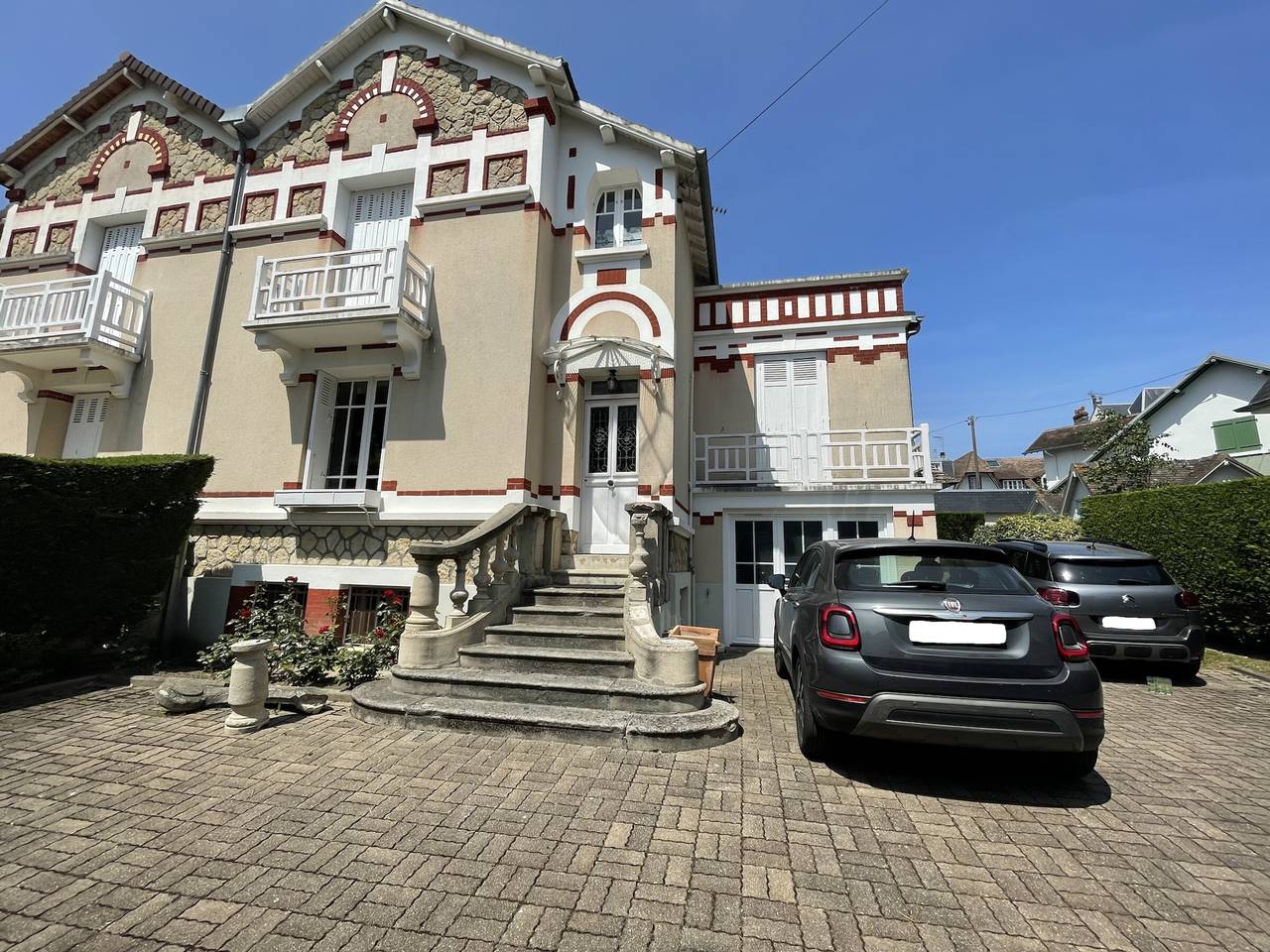 Charming Villa in Cabourg: 200m to Beach, 5 Bedrooms, Garden, Parking in Cabourg, Caen region