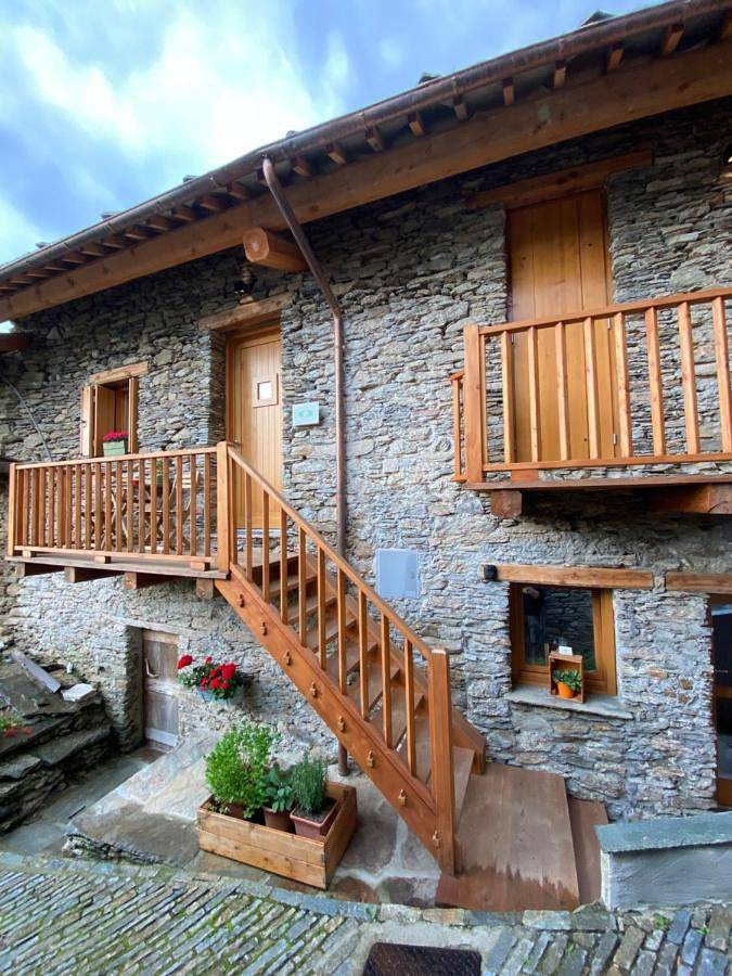 Gîte pour 3 personnes, avec jardin et vue à Ostana