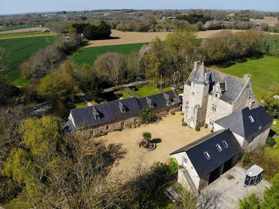 Manoir de Fornebello 16e siècle - Chambres d'Hôtes de prestige avec piscine in Plouagat, Région de Guingamp