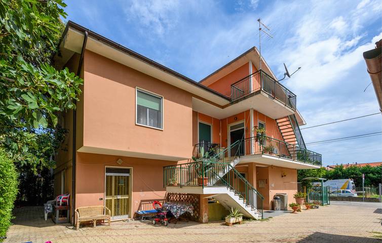 Appartamento intero, Appartamento 1BR con vista e parcheggio. in Città Sant'Angelo e dintorni, Provincia di Pescara