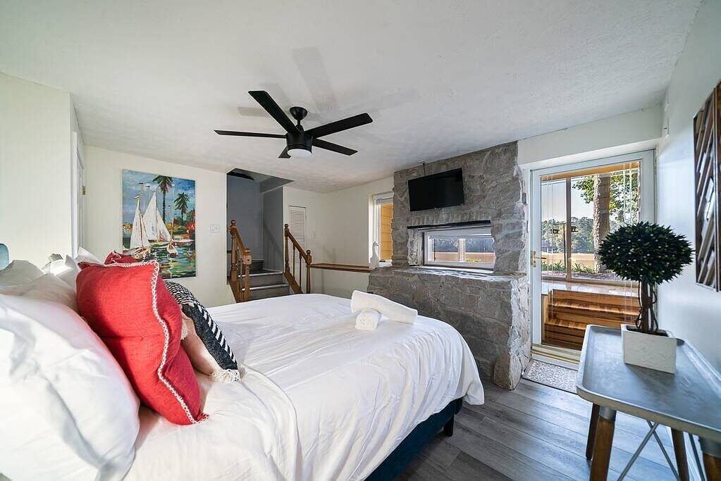 Lay Back in the Lake House in Gwinnett County