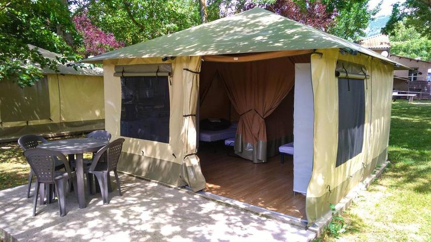 Camping pour 4 personnes, avec vue ainsi que jardin et piscine à Millau - 2