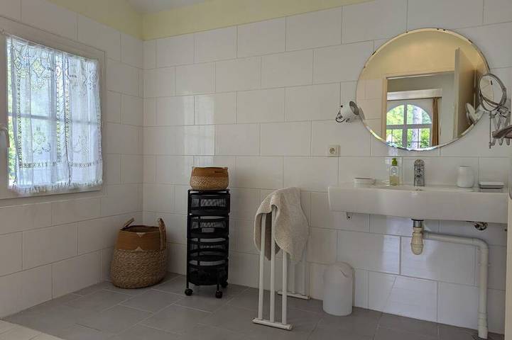 Charming Cottage with Private Gardens, Baby Gear, Near Cognac in Cognac, Charente