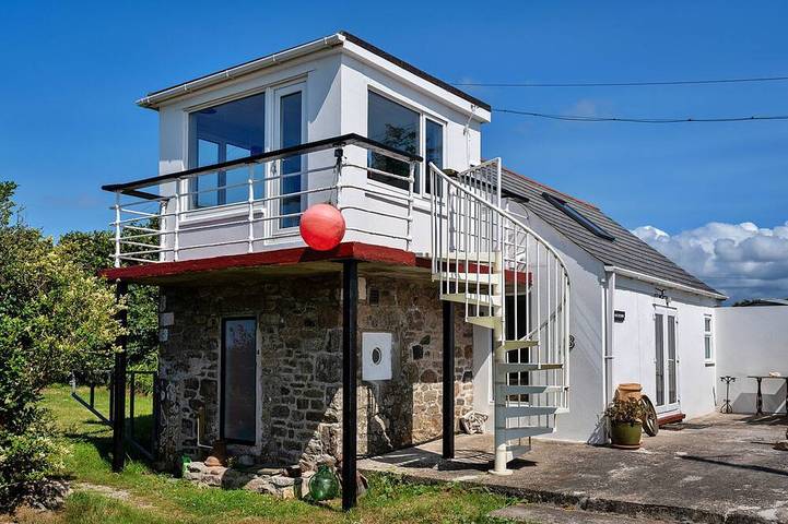 Cottage for 2 people, with hot tub and garden, with pets in Pendeen