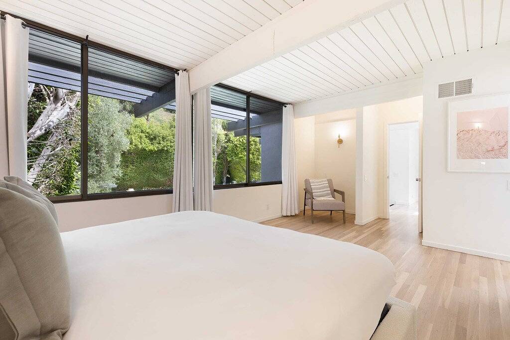 Prime Location in Gated Community - Walk to Malibu Country Mart! in Malibu Beach, Malibu