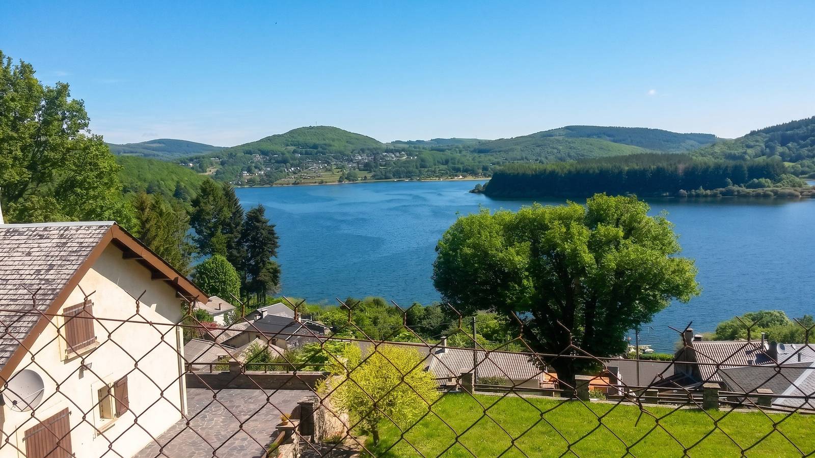 Casa acogedora en Nages con vistas al lago y a la montaña in Lago de Laouzas, Nages