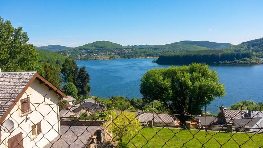 Gemütliches Haus in Nages mit See- und Bergblick in Laouzas-See, Nages