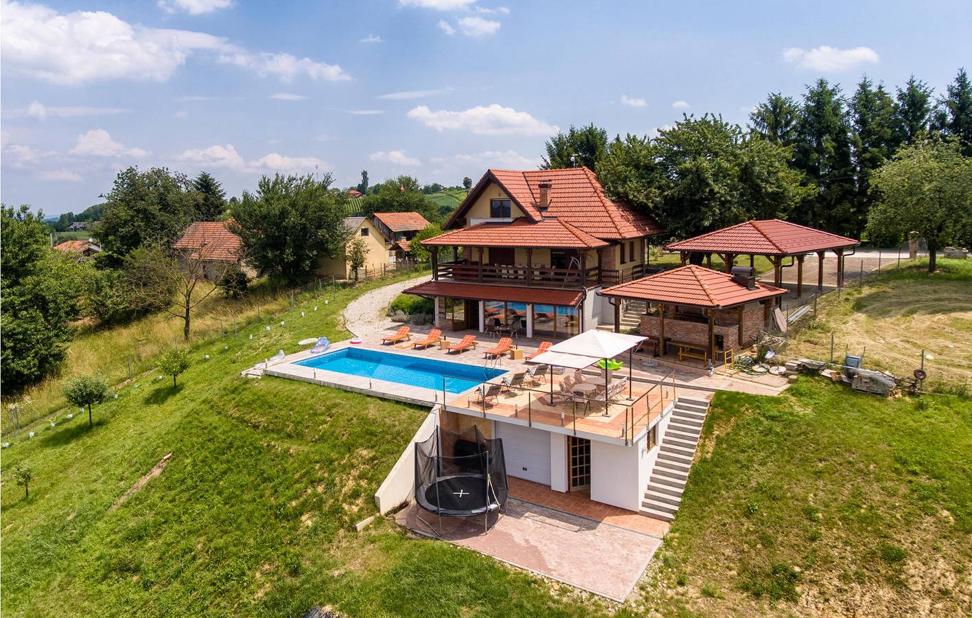 Holiday home for 10 people with hot tub in Medimurje