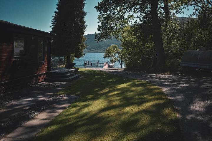 Apartment for 6 people, with Balcony and Terrace as well as Garden and Lake view in Loch Lomond