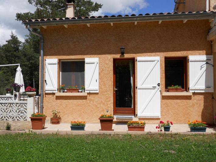 Gîte pour 4 personnes, avec balcon ainsi que jardin et vue à Lambruisse